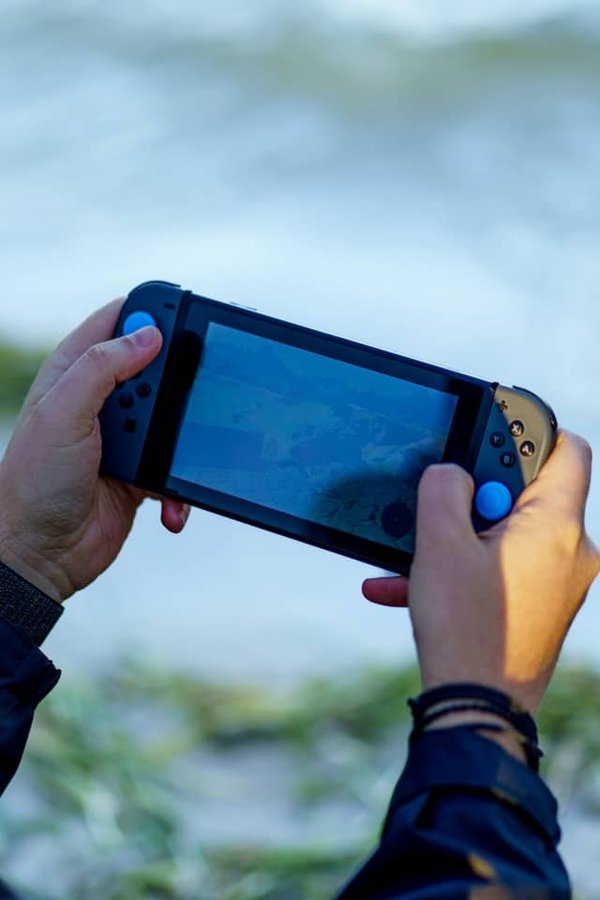 What are the key considerations for designing VR games that minimize motion sickness?